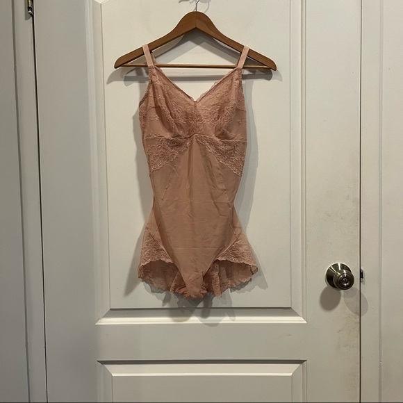 Spanx Spotlight On Lace Bodysuit - Picture 5 of 6